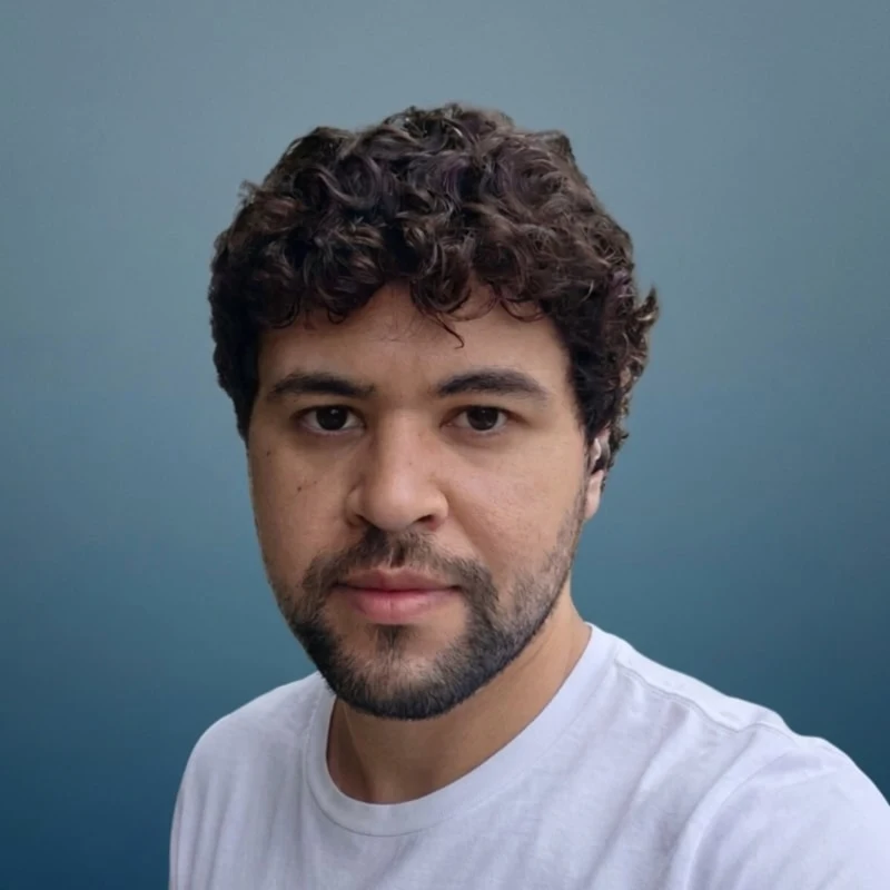 Portrait of Alex Tavares, CapiVarious Software Engineer.